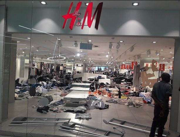 Ainakin kolme H&M:n liikettä lähellä Johannesburgia on pistetty uuteen uskoon.