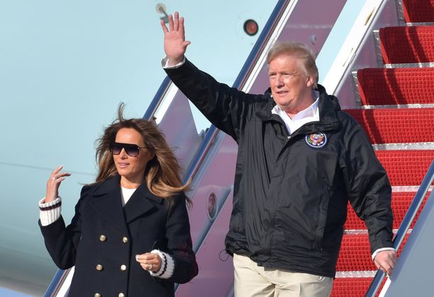 Presidentti Trump ja Melania Trump lensivät Alabamasta Floridaan viikonlopun viettoon. Kuvassa presidenttipari Palm Beachin kansainvälisellä lentokentällä perjantaina 8.3.2019.