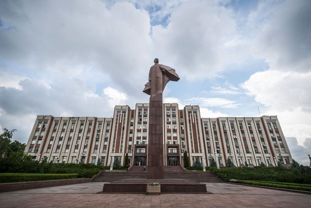 Tiraspolissa Leninin patsaat saavat yhä olla ylväästi esillä.