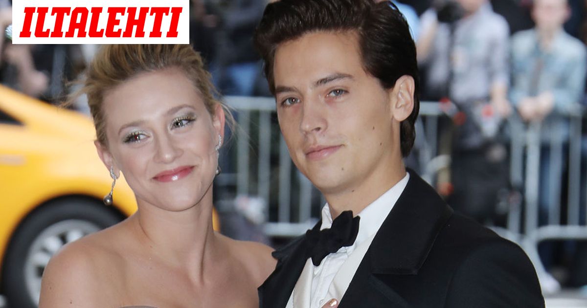 Teinitahdet Rakastuivat Kuvauksissa Lili Reinhart Ja Frendien Beninakin Tunnettu Cole Sprouse Yhdessa Punaisella Matolla