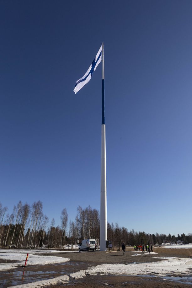 Upea näky! Koripallokentän kokoinen Suomen lippu nostettiin viimein  100-metriseen salkoon