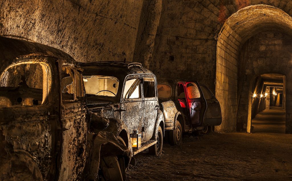 Napolin alta löytyi salainen tunneli, joka on täynnä toisen maailmansodan aikaisia autoja
