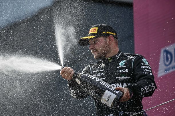 Valtteri Bottas ruiskutteli kuohujuomaa Itävallan GP:n palkintokorokkeella.