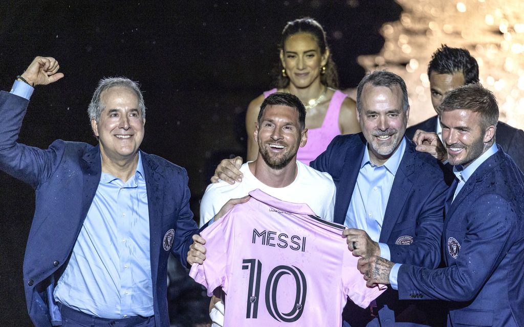 Lionel Messi esiteltiin uudelle koti­yleisölleen – Jalkapallo­legendalle meinasi käydä nolosti