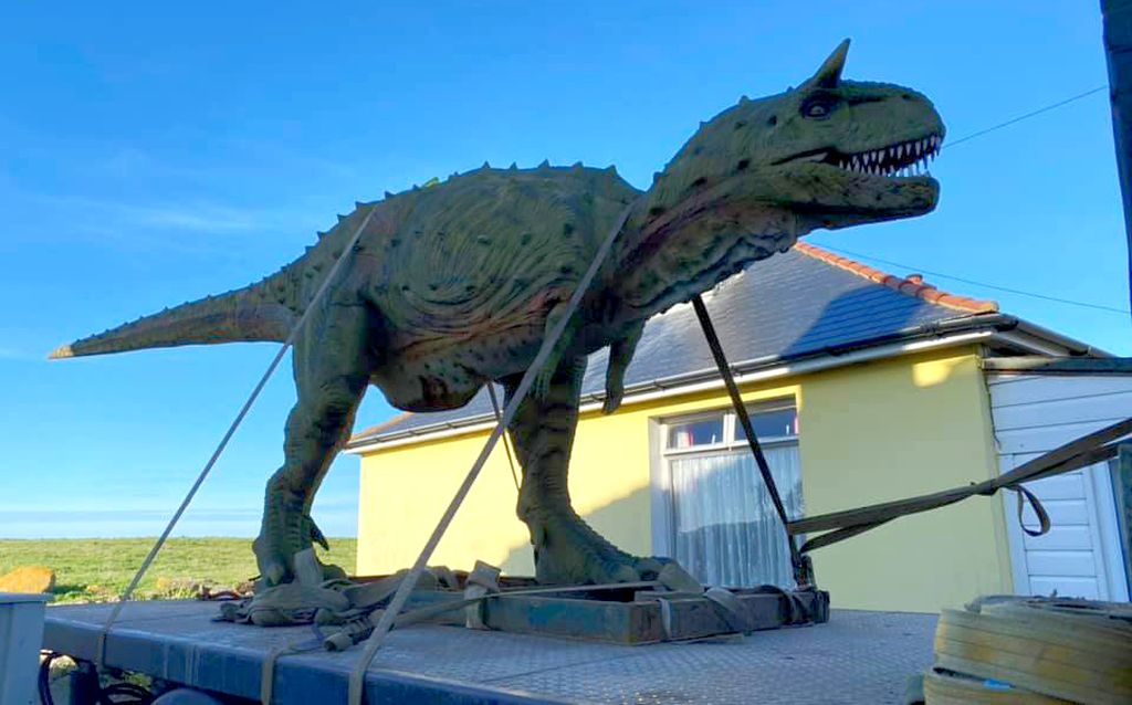 Britti-isä osti netistä pojalleen vahingossa 6-metrisen dinosauruksen – paikalle oli tilattava nosturiauto
