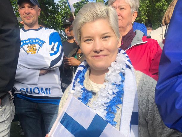 Pääsarjatasolla jalkapallomaalivahtina HJK:ssa pelannut Heidi Foxell katsoo jääkiekkoa intohimolla ja äänekkäästi.