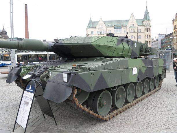 Tässä on Suomen tuhoisin panssarivaunu: ”Leopard” ampuu läpi metrin  terässeinän