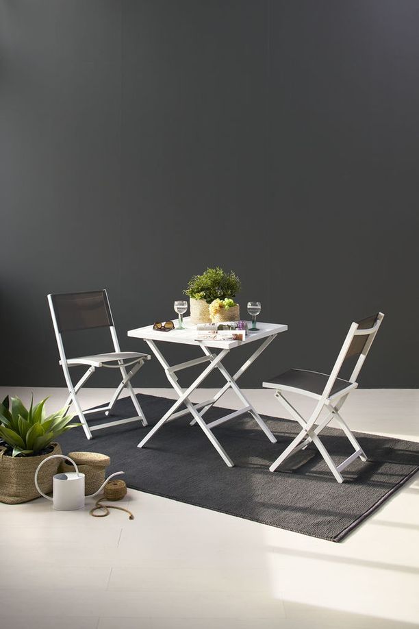Iskun Aspen-tuoli ja -pöytä ovat taitettavia. Saatavina valkoisena tai mustana. Materiaali alumiini ja istuimessa ja selkäosassa texline. Aspen-taittotuoli 99,- ja Aspen-taittopöytä 219,-.