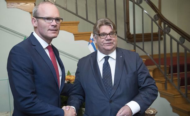 Suomi on kertonut tukevansa Irlantia brexit-neuvotteluissa. Kuvassa Irlannin ulkoministeri Simon Coveney ja Suomen ulkoministeri Timo Soini.
