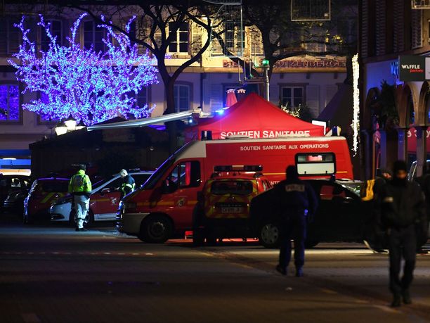 Pelastajat olivat tiistai-iltana auttamassa haavoittuneita Strasbourgin keskustassa. 