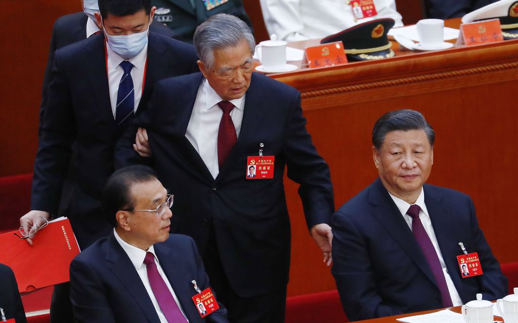 Skandaali: Kiinan entinen presidentti talutettiin ulos puolue­kongressista