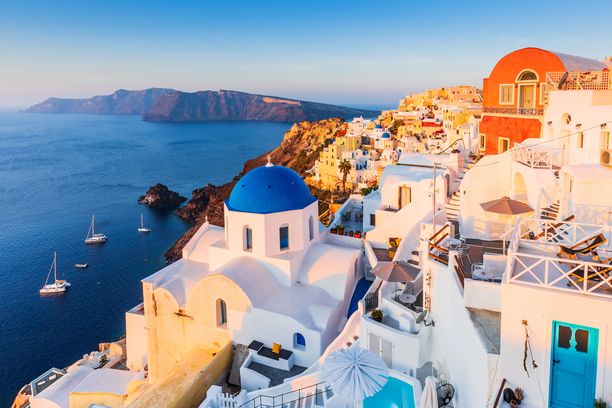 Santorinin saari Kreikassa tunnetaan tunnelmastaan. Saari on suosittu etenkin parsikuntien ja häämatkalaisten keskuudessa. Lennot kaikille Kreikan lentokentille sallitaan heinäkuussa.