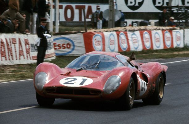 Ludocivo Scarfiotti toi Ferrari 330 P4 -autonsa maaliin toisena Le Mansisa 1967.