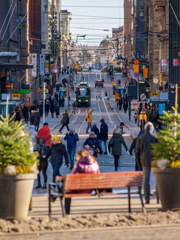 Moni maa varoittaa taskuvarkaista, joita liikkuu esimerkiksi Helsingin keskustan vilkkaimmilla paikoilla.