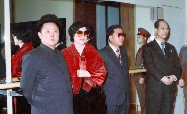 Kim Jong-il (vas.), Choi Eun-hee ja Shin Sang-ok Pohjois-Koreassa ennen pariskunnan loikkaamista länteen.