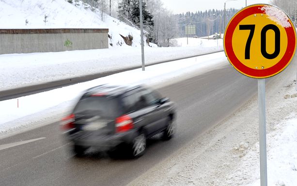 Ajokelien huonontuessa joillain teillä tulee voimaan talviaikana 70 kilometrin nopeusrajoitus. 