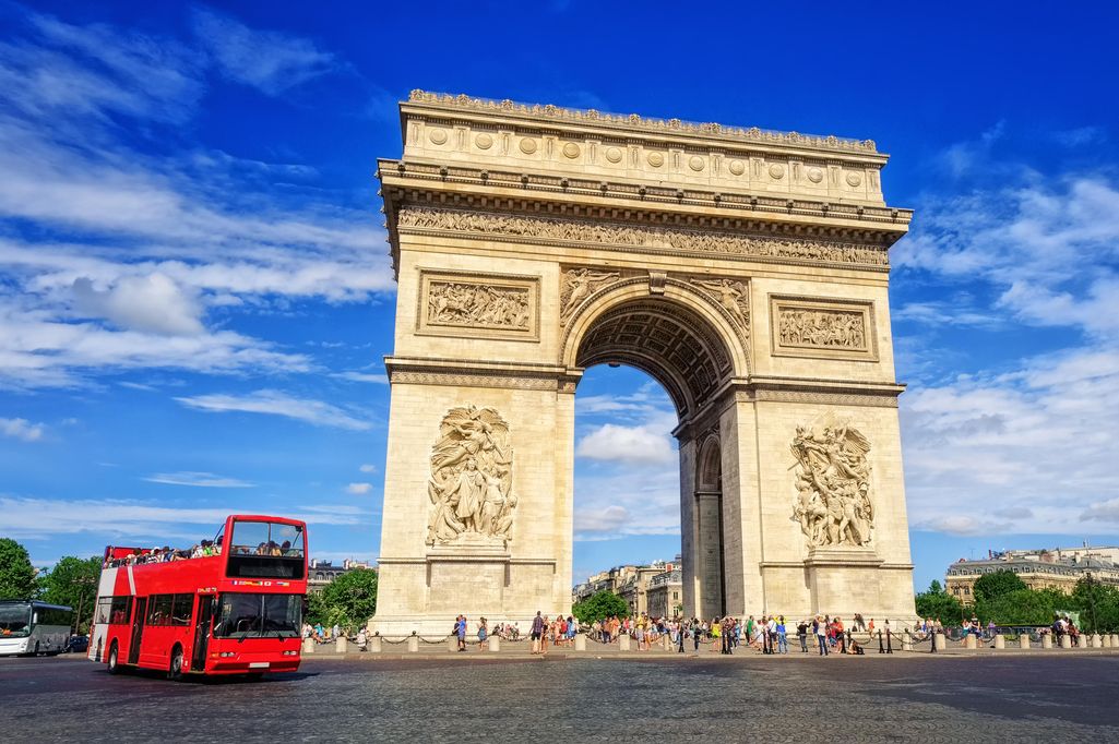 Pariisi kielsi turistibussit kaupungin keskustassa – suosikkikohde huolestui liikaturismista ja saasteista