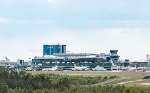 Vakava vaaratilanne Helsinki-Vantaalla: matkustamo­työntekijä putosi Airbus-koneesta lennon jälkeen