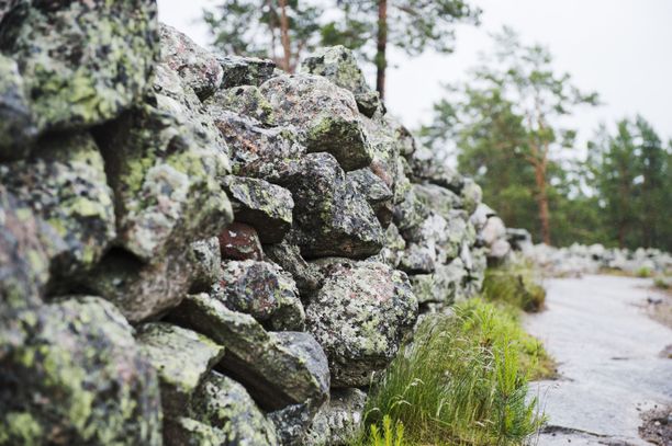 Sammallahdenmäen röykkiöalue tekee vaikutuksen kävijään.