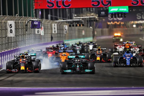 Max Verstappen (vas.) ja Lewis Hamilton (kesk.) ratkaisevat F1-maailmanmestaruuden viikon kuluttua Abu Dhabissa. 