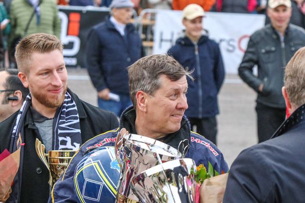 Seppo Suuronen, 60, on raviratojen kestomenestyjiä. Suuronen on valmentanut Patrikin ja Villihotin ravikuninkaiksi, ja vuonna 2005 hänet palkittiin ravigaalassa vuoden valmentajana. 
