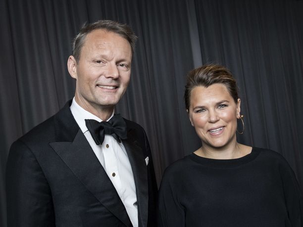 Mia Skäringer ja Felix Herngren esittävät pariskuntaa Solsidan-TV-sarjassa.