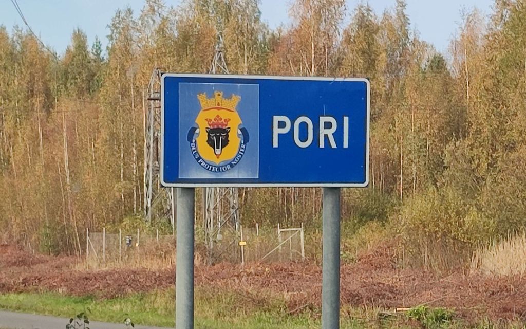 SK: Outoja varoitus­kylttejä Porissa