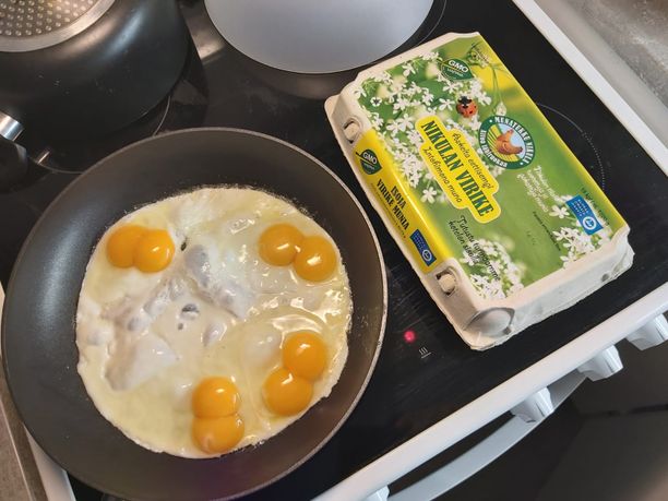 15 kananmunan paketista pätkähti kerralla pannulle neljä tuplakeltuaisen kananmunaa.