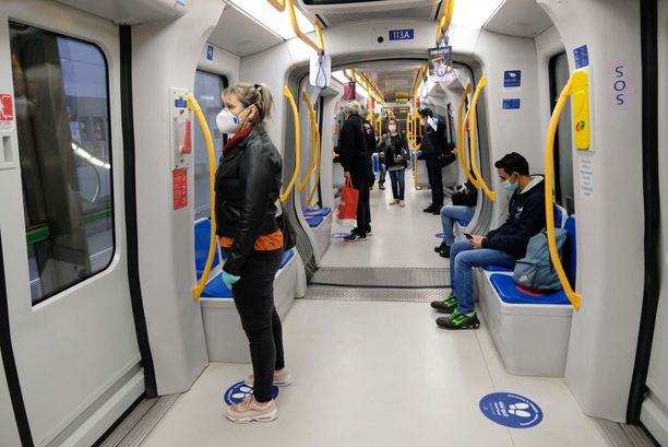 Työmatkalaisia metrossa maanantaina Lombardian Bresciassa. Italia alkoi purkaa maanantaina koronamääräyksiään.