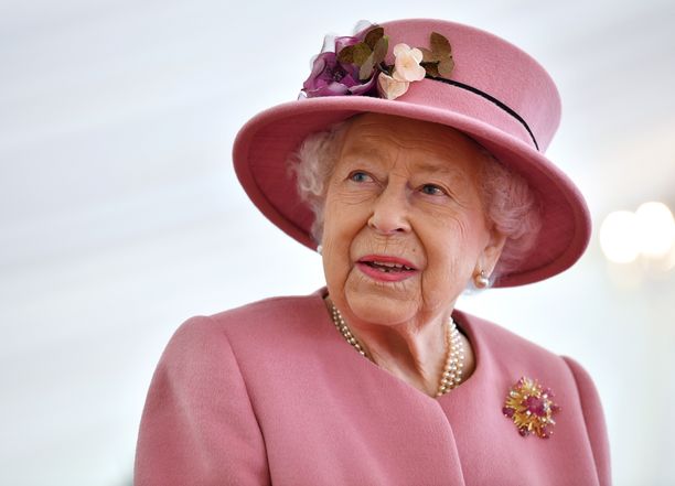 Kuningatar Elisabet hallitsee vielä varmoin ottein Britanniaa korkeasta iästään huolimatta.