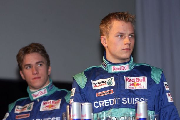 Kimi Räikkönen pääsi F1-maailmaan kaudella 2001. Takana kurkistelee toinen Sauber-kuski Nick Heidfeld.