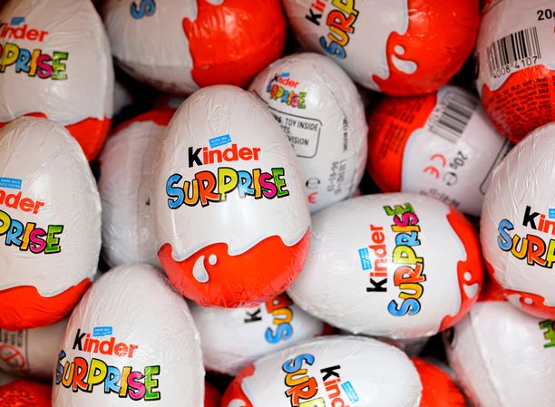 Kinder-munat ovat folioon käärittyjä suklaamunia, joissa on pieni lelu sisällä.