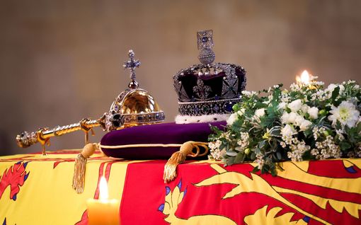Kuningatar Elisabetin arkulla lojuu käsittä­mättömän kalliita esineitä – yhden arvo jopa lähes kuusi miljardia euroa