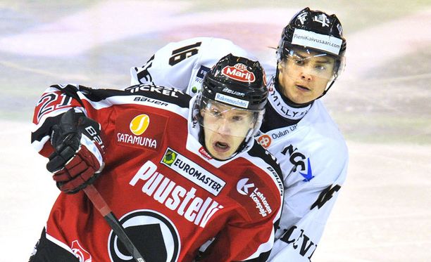 Sebastian Aho (takana) ja Ville Ahlgren pelaavat tänään samalla puolella.