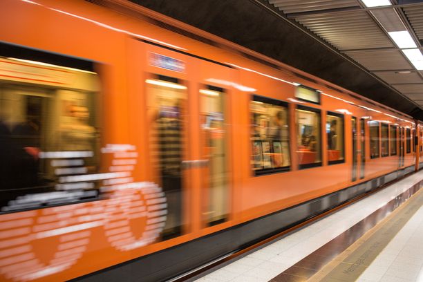 Metroliikenne piti katkaista ihmisen mentyä tunneliin Itäkeskuksessa. Vahinkoja ei tiettävästi ole tullut.