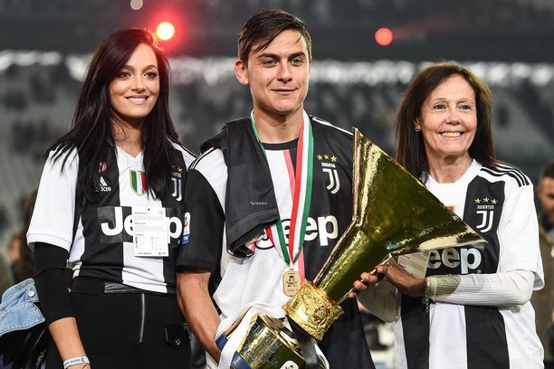 Paulo Dybala (kesk.) juhli Serie A:n voittoa yhdessä tyttöystävänsä Oriana Sabatinin (vas.) kanssa viime vuonna.