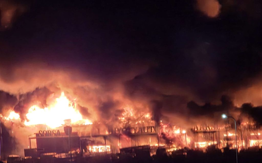 Hurja näky tallentui videolle: Vantaan valtava tulipalo näkyi jopa lentokoneen ikkunasta