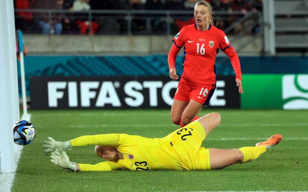 Norja ulos MM-kisoista – Pelaaja ohjasi pallon omaan maaliin