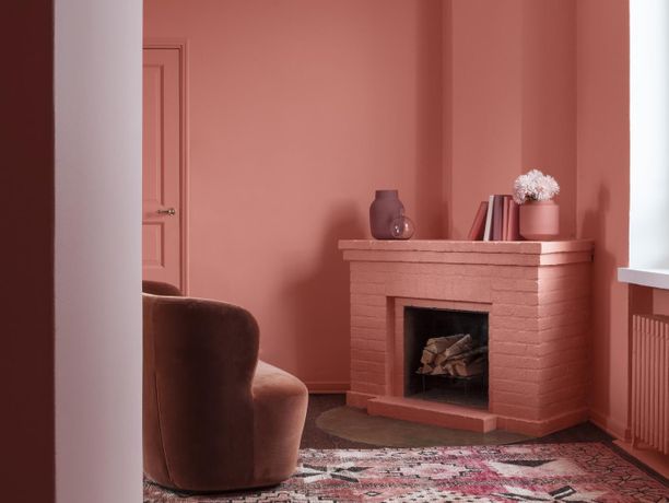 Rohkea kokeilee vuoden väriä seinään ja isompiin huonekaluihin.
