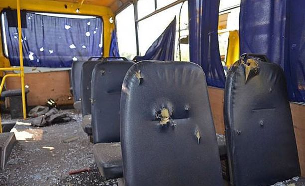 Kaupunkien välistä liikennettä hoitava bussi sai suoran osuman Donetskin lounaispuolella. Todennäköisesti autoon osui raketti.