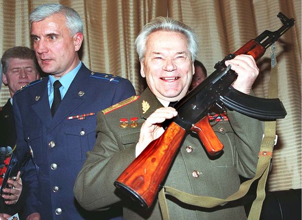Mikhail Kalashnikov kuvattiin AK-47 -rynnäkkökiväärin kanssa Moskovassa 1997. 
