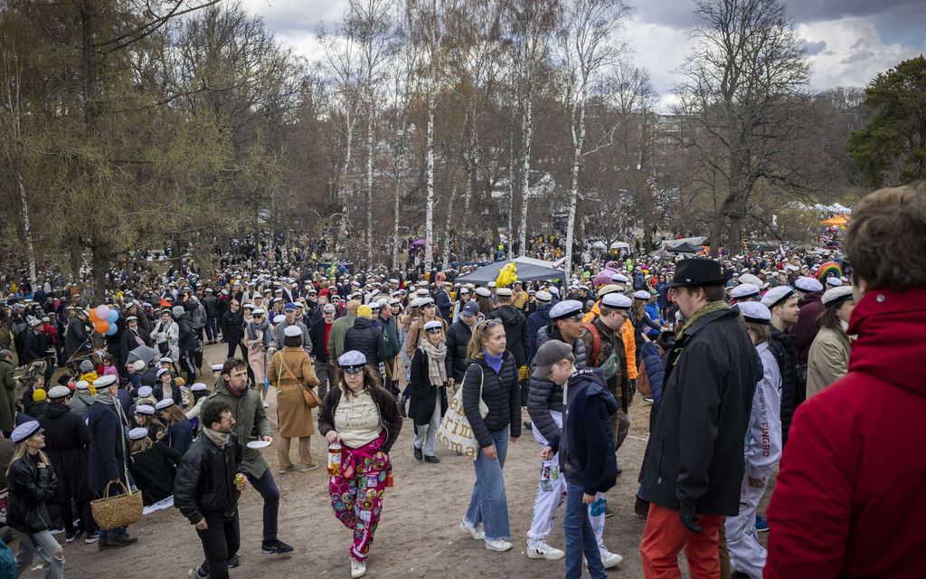 Helsingin Kaivopuisto tyhjennetään – Poliisi: Paljon alaikäisiä juhlijoita 