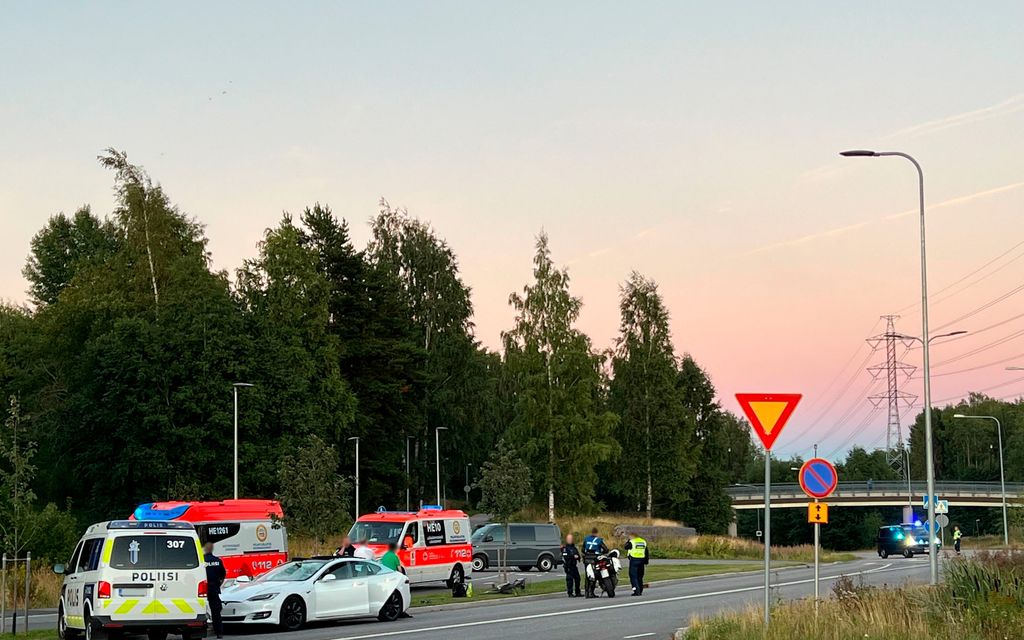 Henkilöauto ja pyöräilijä törmäsivät Helsingin Mellunmäessä