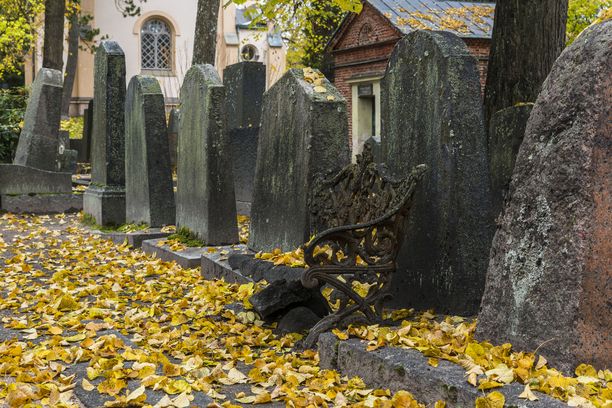 Hietaniemen hautausmaalla Helsingissä on näyn kaunista syksyn ruskan aikaan.