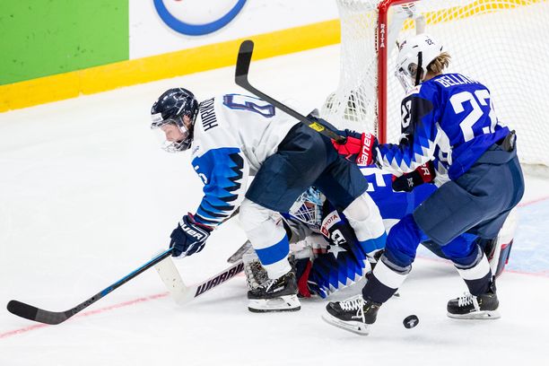 Suomen Jenni Hiirikoski törmäsi MM-finaalin jatkoajalla USA:n maalivahtiin, jonka jälkeen Petra Nieminen iski pikkumustan häkkiin. Suomen maali hylättiin.