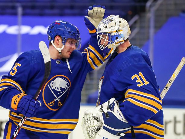 Uransa toisen NHL-maalin iskenyt Arttu Ruotsalainen onnittelee Sabresin maalivahtia Dustin Tokarskia voitosta.