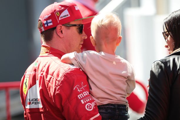 Kimi Räikkönen piti Robinia sylissään toissa vuoden talvitesteissä.