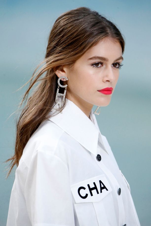 Kaia Gerberin hiukset oli kammatta keskijakaukselle Chanelin kevät-kesä 2019 -näytöksessä.