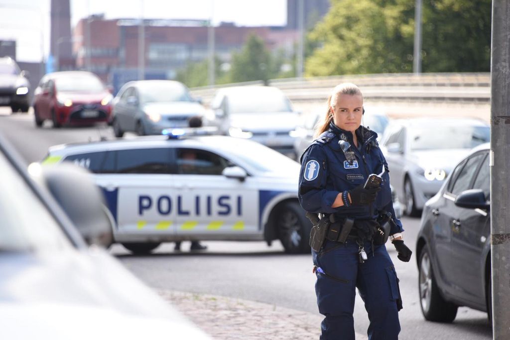 Miksi haalarimies alkoi tulittaa henkilöautoa Helsingin iltapäiväruuhkassa? Nämä asiat tiedetään yllätyshyökkäyksestä – poliisi kertoo pian lisää
