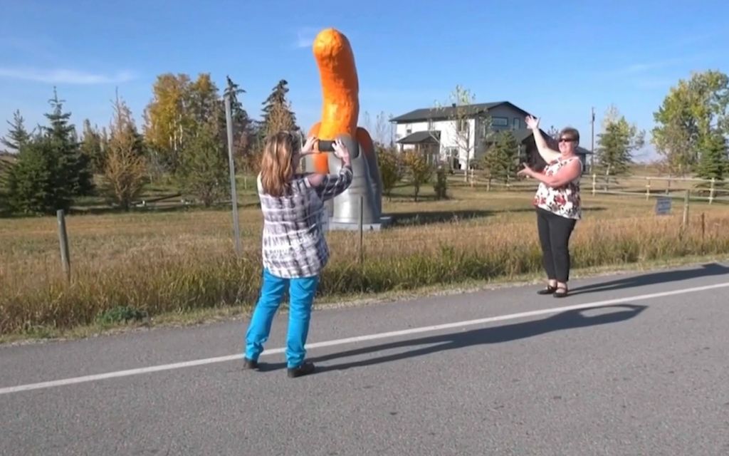 Juusto­naksupatsas hämmästyttää tienvarressa Kanadassa – ihmiset jonottavat katsomaan ihmettä